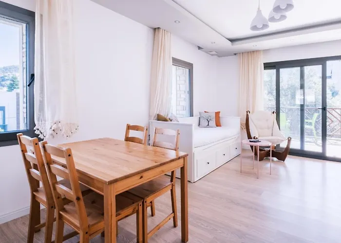 Daire Chic Flat W Balcony 3 Min To In